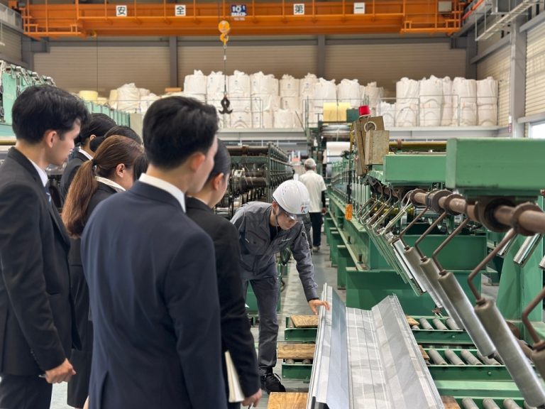 鋼板から屋根になる工程を説明