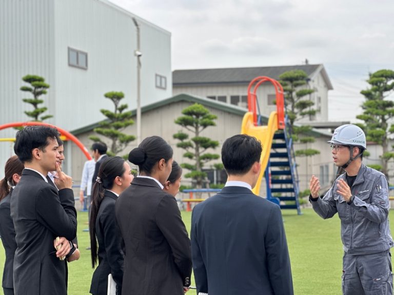 真剣に説明を聞く学生の皆さん